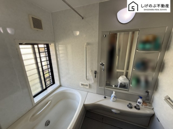 窓付きのバスルームは、明るく換気環境も良好。日中の入浴も気持ちよくお使い頂けそうです。