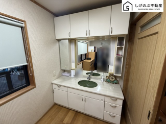 大きな鏡付きの洗面台で毎日の身だしなみもばっちりですね。