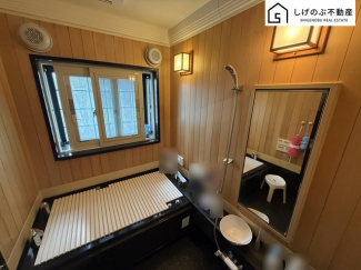 窓付きのバスルームは、明るく換気環境も良好。日中の入浴も気持ちよくお使い頂けそうです。