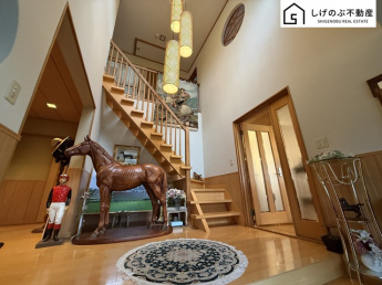 太陽の自然な光が差し込む明るい玄関。