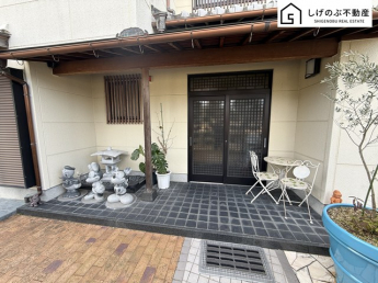 玄関になります。