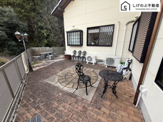 お子様のプール遊びや、ガーデニング、特設カフェで秋の夜長を楽しんだり、日光浴やＢＢＱ、楽しみ方は様々です。