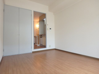 落ち着いて過ごせるお部屋なので、寝室にいかがでしょうか