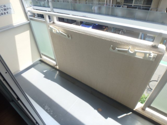 落ち着いた時間を過ごせるバルコニーです