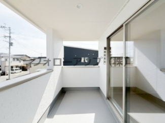 外からの目が気にならないバルコニーで洗濯物が干せます