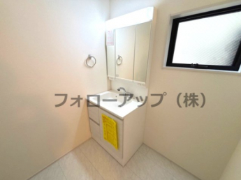 独立洗面台、小物を置くことができて便利です