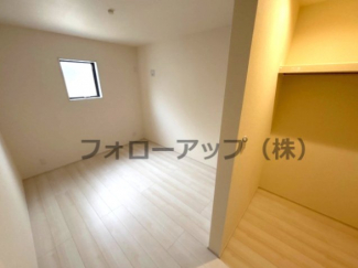 使い勝手のいい洋室です