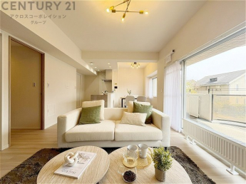 南向きの居間リビングは、豊かな自然光が差し込み一日中明るく快適。開放感と温もりに包まれる心地よい空間です。
