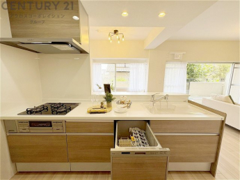 シンプルなデザインと使いやすさを兼ね備えた対面式システムキッチンは、効率的な作業スペースを提供し、家族やゲストとのコミュニケーションを促進します。
