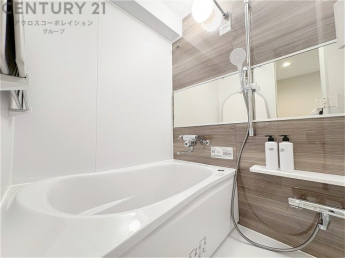 ユニットバスは省スペースでありながら、シンプルな設計と使いやすさを備え、簡便なメンテナンスが可能です。またミラー・小物置き場もあり便利です。
