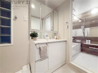 化粧品や洗顔料、歯ブラシなどの必需品をまとめて置ける収納スペースがあり、使用するたびに取り出す手間が省けます。また、水回りのため、濡れても大丈夫な素材が使用されており、お手入れが簡単です。
