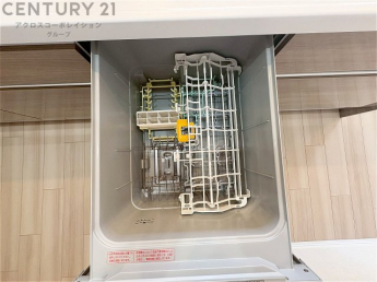 手洗いに比べて時間や労力を節約できることです。また、高温のお湯で洗浄されるため、雑菌や細菌を殺菌する効果もあります。さらに、乾燥機能があるため、手で拭く手間も省け衛生的に保管できます。
