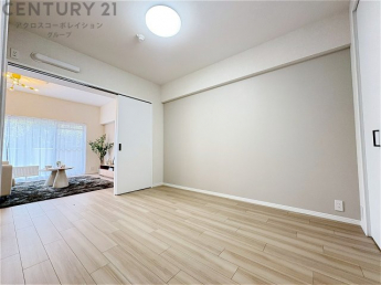 明るい色合いのフローリングとクロスを使用した洋室は家具やインテリアとも調和しやすく空間が広く感じられ開放感を生み出します。自然光を効果的に反射し、室内を明るく保つため、日中の照明使用を抑えられます。
