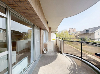 南向きバルコニーは日照が豊富で温暖な陽光を受けられ、植物の育成やリラックススペースとして活用可能です。洗濯物の乾燥が速く、快適な生活環境を提供。自然の光を取り込み、室内を明るくしてくれます。
