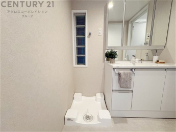 洗濯物の仕分け作業がしやすく、整理整頓が容易になります。洗濯音や湿気を他の部屋に持ち込まず、生活環境を快適に保ちます。上部を活用すれば収納スペースを確保でき洗剤や洗濯用品の整理もしやすくなります。
