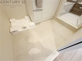 衣服の収納や脱ぎ着や整理整頓がしやすく、湿った衣類を乾燥させるスペースがありカビや臭いの発生を防ぎます。床の汚れを他の部屋に持ち込まず清潔を保つことができます。また快適な入浴環境の整備にも役立ちます。