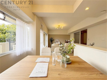 キッチン前のダイニングスペース　カウンターキッチンから料理の受け渡し等に便利です。ダイニングセットを置いても十分な広さを確保。
