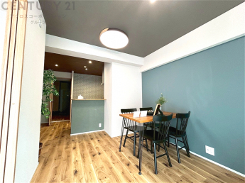 リビングダイニングは家族や友人とのコミュニケーションを楽しむ場所でくつろぎながら食事や会話を楽しめ、多目的に利用できリラックスできる空間です。家庭内の中心として機能し、快適な生活をサポートします。