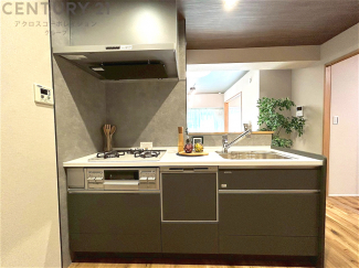 シンプルなデザインと使いやすさを兼ね備えた対面式システムキッチンは、効率的な作業スペースを提供し、家族やゲストとのコミュニケーションを促進します。