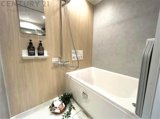 ユニットバスは省スペースでありながら、シンプルな設計と使いやすさを備え、簡便なメンテナンスが可能です。またミラー・小物置き場もあり便利です。