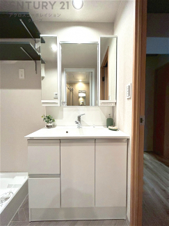 化粧品や洗顔料、歯ブラシなどの必需品をまとめて置ける収納スペースがあり、使用するたびに取り出す手間が省けます。また、水回りのため、濡れても大丈夫な素材が使用されており、お手入れが簡単です。