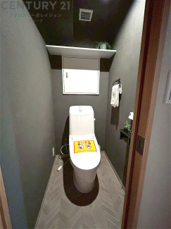 温水洗浄便座付トイレは温水洗浄機能により、暖かい水でおしりを洗浄することができ、冷たい水を使う従来の便座に比べ、温水洗浄機能で暖かいトイレを提供し、快適な使用を可能にします。