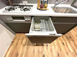 手洗いに比べて時間や労力を節約できることです。また、高温のお湯で洗浄されるため、雑菌や細菌を殺菌する効果もあります。さらに、乾燥機能があるため、手で拭く手間も省け衛生的に保管できます。