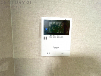 訪問者が来たときにテレビ画面で確認できるため、安心してドアを開けられます。録画機能があるものもあり、留守中に来訪者を記録しておくことができます。利便性が高く、セキュリティ面でも安心です。