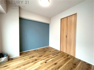 寝室…リラックスできるプライベート空間で、快適な睡眠をサポート。個人の好みに合わせたインテリアや寝具で心地良さを追求。プライベートな時間を過ごし、リフレッシュする場所におすすめです。