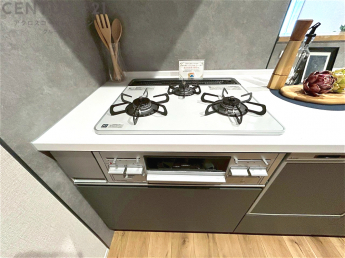 多数の調理器具を同時に使用でき、料理の効率化が可能。省エネで節約になり、様々な料理スタイルに適応できます。また、火力調整が独立しており、手入れや掃除もしやすく、今よりもっとお料理が楽しくなるかも。