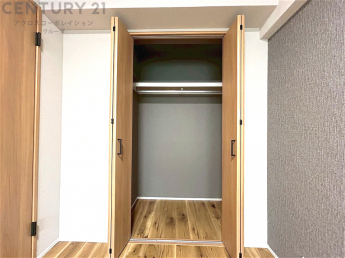 衣類やアクセサリー、小物類の収納が便利で整理整頓がしやすく、部屋の美観を保ちつつ、スペースを最大限に活用できます。衣服のしわやダメージを防ぎ、長持ちさせることができます。