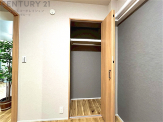 衣類やアクセサリー、小物類の収納が便利で整理整頓がしやすく、部屋の美観を保ちつつ、スペースを最大限に活用できます。衣服のしわやダメージを防ぎ、長持ちさせることができます。