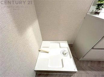 洗濯物の仕分け作業がしやすく、整理整頓が容易になります。洗濯音や湿気を他の部屋に持ち込まず、生活環境を快適に保ちます。上部を活用すれば収納スペースを確保でき洗剤や洗濯用品の整理もしやすくなります。