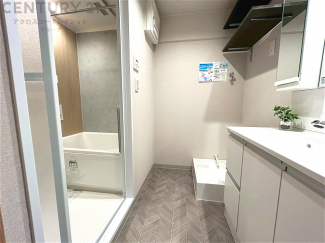 衣服の収納や脱ぎ着や整理整頓がしやすく、湿った衣類を乾燥させるスペースがありカビや臭いの発生を防ぎます。床の汚れを他の部屋に持ち込まず清潔を保つことができます。また快適な入浴環境の整備にも役立ちます。