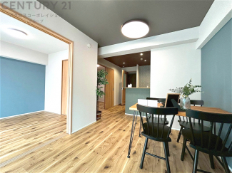 キッチン前のダイニングスペース　カウンターキッチンから料理の受け渡し等に便利です。ダイニングセットを置いても十分な広さを確保。