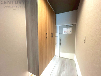 大きな玄関収納付きの玄関です　家族皆様の履物をしっかり収納できます
