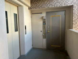 玄関外
玄関出て右手がEV、左手が階段と非常時でも安心です。