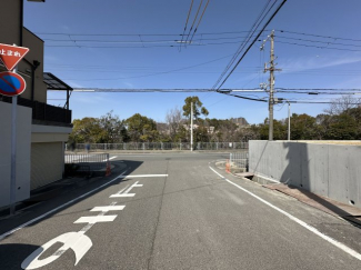 【前面道路含む現地写真】