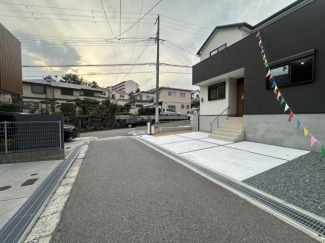 【前面道路含む現地写真】