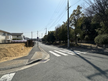 【前面道路含む現地写真】