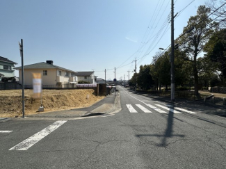 【前面道路含む現地写真】