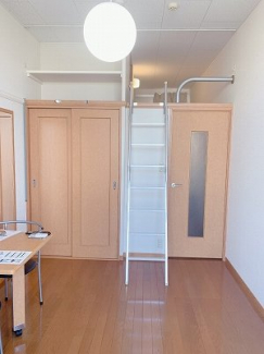 広くて明るい寝室