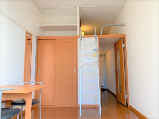 広くて明るい寝室