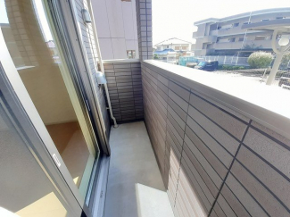 暖かな日差しのふりそそぐバルコニー