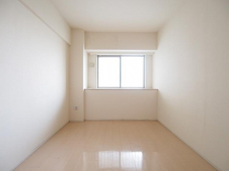 落ち着いた色調の寝室です