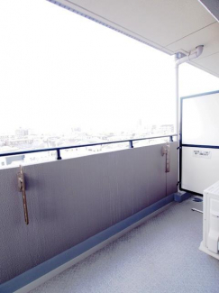 開放的で明るい空間を演出してくれるバルコニーです