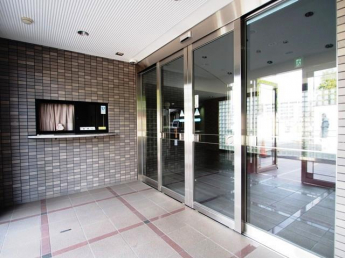 ゆとりのあるエントランスです