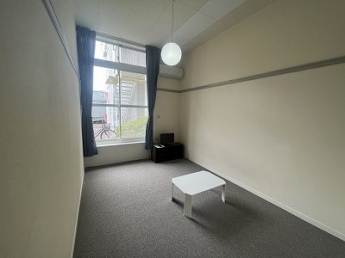 広くて明るい寝室