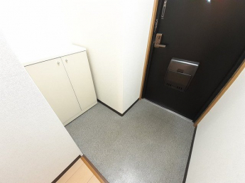 収納もある玄関です