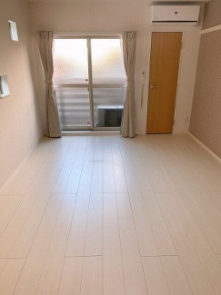 広くて明るい寝室